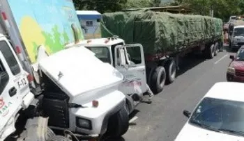 Cuatro heridos tras triple choque en Piedra Blanca de Bonao.