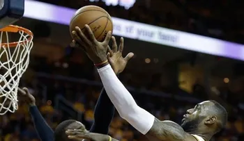 LeBron y Cavs inician con triunfo ante Hawks