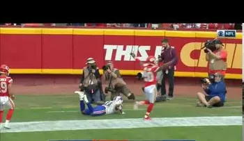  Un jugador de la NFL flota en el aire en pleno partido y deja perpleja a la Red