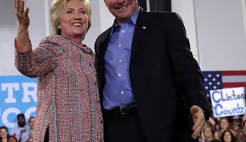 Sí, Kaine habla español, pero no es latino