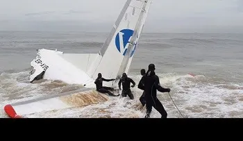 Avión se estrella en el mar y deja 4 muertos; imágenes iniciales