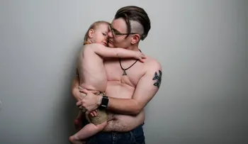 Un hombre dio a luz a su hijo y lo amamantó: â??Los padres trans son como cualquier otro...â?