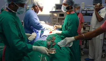 Retiran 40 cuchillos del estómago de un hombre en la India