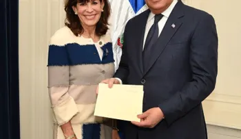  Miguel Vargas recibe copias de estilo de embajadora de EE.UU en República Dominicana, Robin S. Berstein 