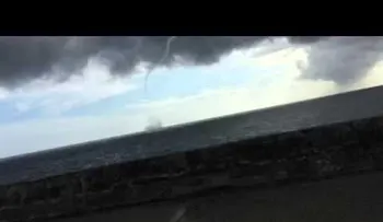 Captan una â??tromba marinaâ? acompañada de granizada en La Caleta (VIDEO)