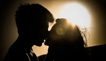 Entérate de las zonas donde las mujeres prefieren ser besadas