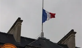 Atacante mata a tiros a mujer policía en París