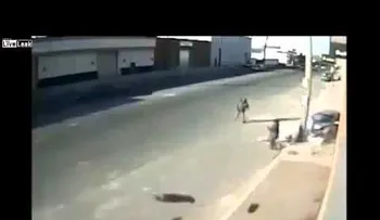 Video: Se salva de una muerte segura gracias a un poste
