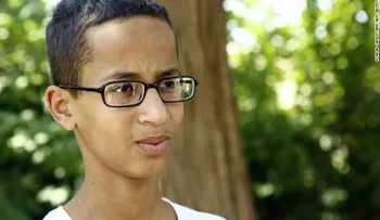 Familia de joven musulman arrestado por crear reloj pide 15 mdd de compensación