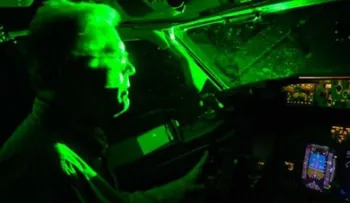 Aviación civil internacional denuncia práctica de apuntar avión con rayos láser