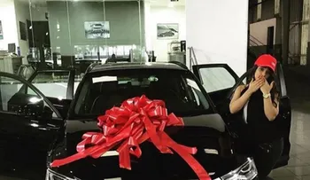Mira el carro que le regaló el Poeta Callejero a su esposa