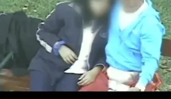 Un profesor toca de manera indebida a sus alumnas (VIDEO)
