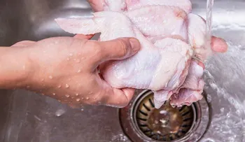Nunca lavar el pollo crudo antes de cocinarlo por esta razón