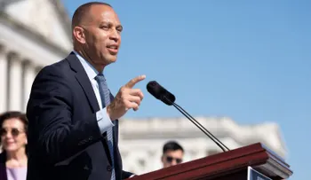 Hakeem Jeffries: "La economía ha fracasado" y las políticas republicanas han sido "un desastre" para los hispanos