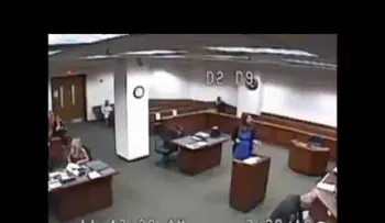 "¿En serio?":  Una jueza se enfurece al ver a una detenida "sin pantalones" (VIDEO)