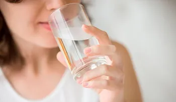 Beneficios de tomar agua tibia como primera cosa en la mañana