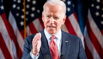 Biden tacha de "distracción" la visita de Trump a Florida