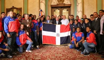 Danilo Medina entrega bandera a atletas representarán RD en Toronto; prometen honrarla