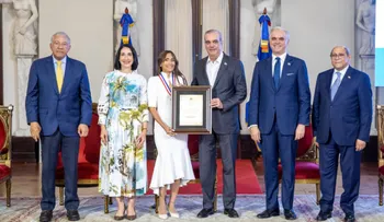 Abinader entrega Medalla al Mérito Magisterial 2026