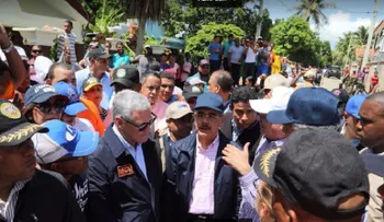 Danilo Medina visita comunidades afectadas por huracán María en Montecristi y Duarte; convoca reunión este lunes