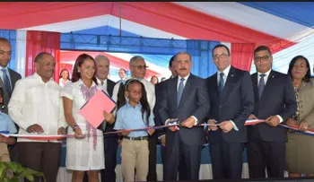 Danilo Medina junto al Ministro Andrés Navarro entrega nuevo centro educativo y ampliación Politécnico Loyola en SC