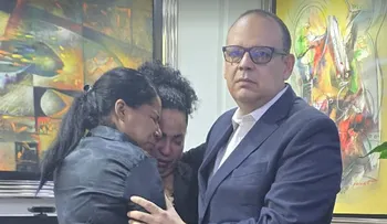 Abogadas se abrazan y se piden perdón