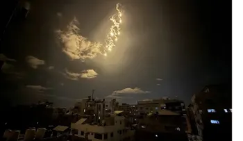 Israel lanza bengalas sobre Gaza
