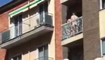 Descubren pareja teniendo sexo a plena luz del día en el balcón y el video recorre todo España