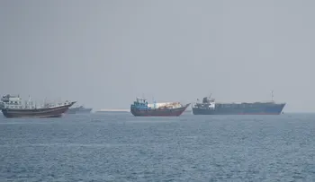 El tráfico por el estrecho de Ormuz sigue reducido por la tensión en Medio Oriente: cruzaron cinco barcos en 24 horas