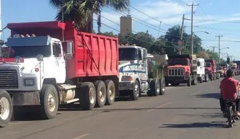 Fenatrado paraliza transporte de cargas hacia Haití por Dajabón