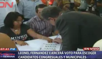 Leonel Fernández vota en la convención PLD