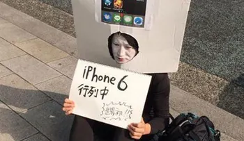 Joven ya hace fila para comprar el iPhone 6