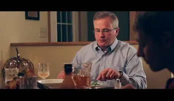 Sus hijos no soltaban el celular en una cena; el padre tuvo una reacción ¡genial! (Video)