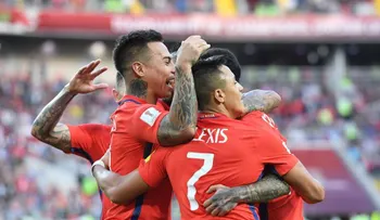 Con susto, Chile califica a semifinales de la Confederaciones