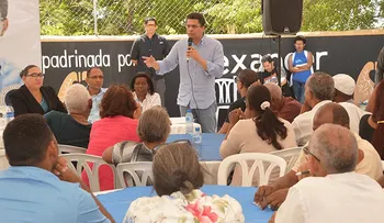 David Collado se compromete a gestionar problema de titulación