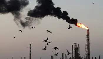 Petróleo sube más de 1% y amenaza los 100 dólares por escalada entre EE.UU. e Irán en el estrecho de Ormuz