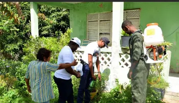 El MIC fumiga 5 mil 614 viviendas y elimina más de 3 mil criaderos de mosquitos en Barahona 