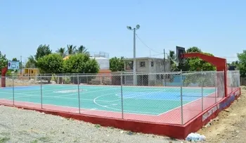 Ayuntamiento del municipio SDN inaugura cancha en los Guaricanos