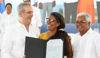 Abinader entrega más de 800 títulos de propiedad en SDE y SDO