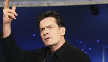 Otorgan a exprometida de Charlie Sheen orden de alejamiento