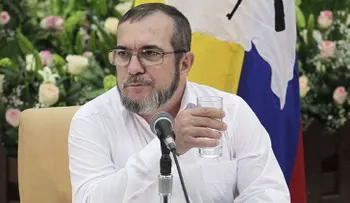 Polémico VIDEO jefe de las FARC luciendo zapatillas Nike, pero critica al capitalismo