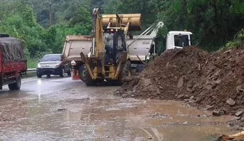 Unidades de Obras Públicas restablecen tránsito tras derrumbe en autopista Duarte