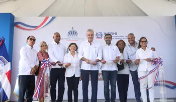 Abinader entrega calles renovadas en Zona Universitaria y primera etapa río Baní