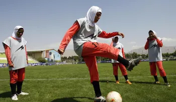 Capitana del equipo de fútbol de Irán se perderá la Copa Asiática porque su esposo no la deja ir
