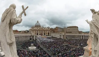 La Iglesia Católica lleva a los altares a dos Papas