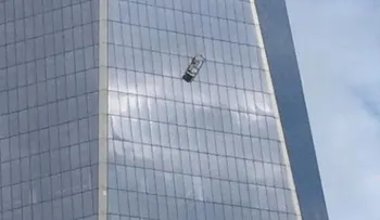 Dos limpiavidrios quedan colgados del edificio del WTC 