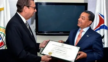 Director del IDAC recibe reconocimiento de la UNPHU