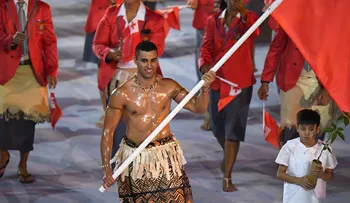 El aceitado y sexy tongano que causó sensación en los Olímpicos de Río cambiará el taekwondo por la nieve