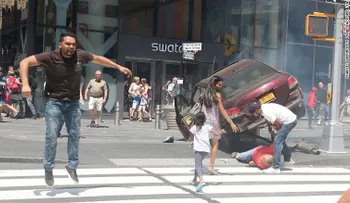 Fotos muestran al conductor de Times Square intentando huir tras embestir a peatones