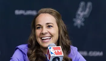Spurs contratan primera mujer como asistente
